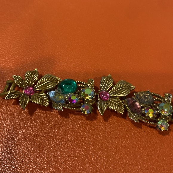 Vintage Gold tone and Green Floral Bracelet - Picture 5 of 13